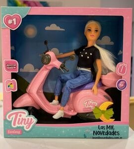 MUÑECA EN CAJA TINY "Y SU MOTO SCOOTER" - Imagen 1