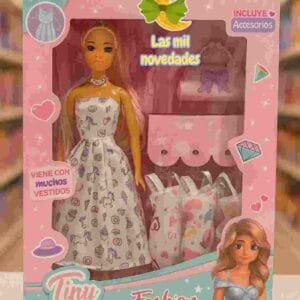 MUÑECA EN CAJA TINY FASHION **3 VESTIDOS**