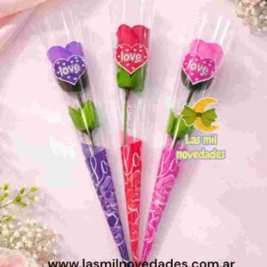 ROSA CON PETALOS DE JABON EN CELOFAN